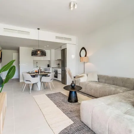 Aranya - Stylish 2br Apt. With Pool View Appartement