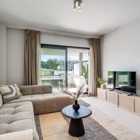 Aranya - Stylish 2br Apt. With Pool View