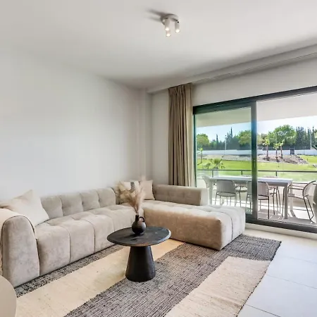Aranya - Stylish 2br Apt. With Pool View Appartement